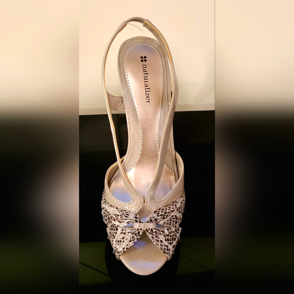 Naturalizer snakeskin pattern heels 7.5 Taupe